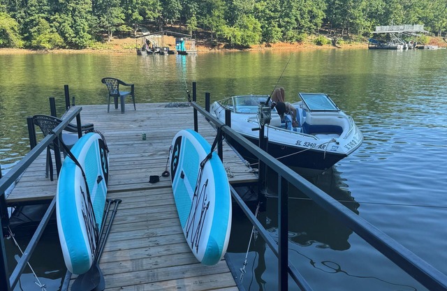 Charming lake front 2-bedroom house on Lake Hartwell in Townville with AC, WiFi.