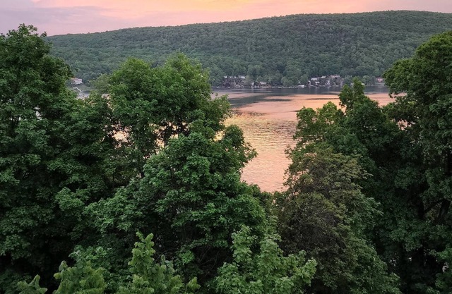 Charming lake house 2 BDR mountain house with gorgeous lake views