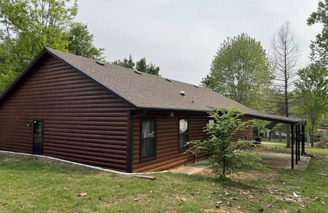 Charming lake house in Porum w/a game room & an outdoor firepit