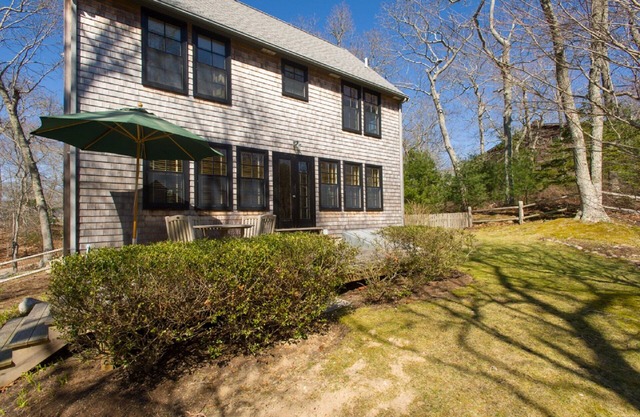 Charming Lambert’s Cove Escape, Walk to Exclusive Pristine Beach and Pond