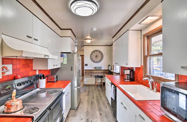 Charming Leadville Retreat w/Private Hot Tub