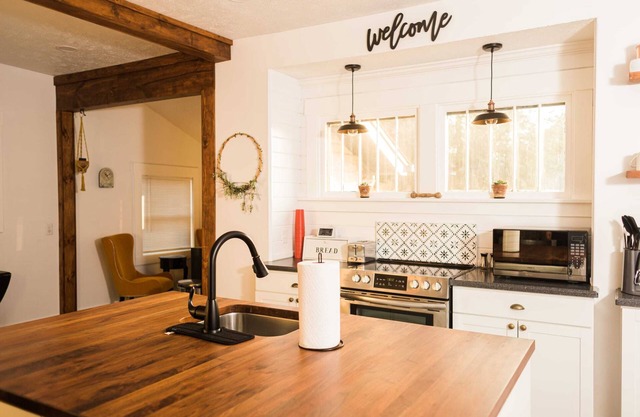 Charming Lincoln Gem: Sleeps 10, perfect for families!