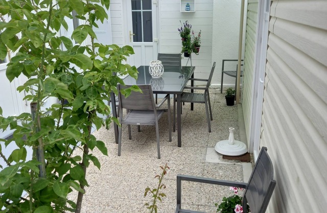 Charming little house, quiet, close to the beach (50 m) and market