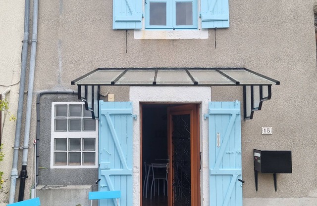 Charming little cottage in a fortified village