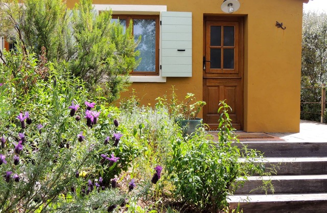 Charming little house, sea view and scents of the maquis.