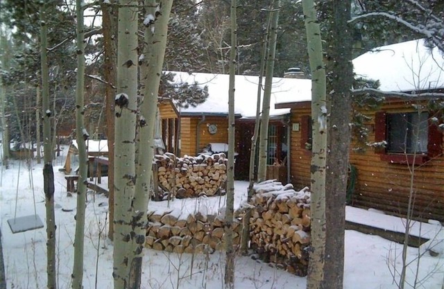 Charming Log Cabin for Peaceful Mountain Getaway!