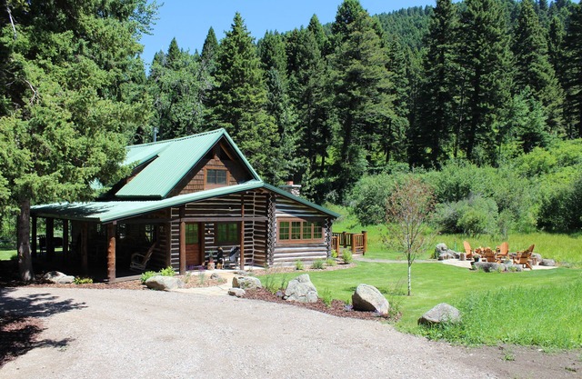 Charming Log Cabin Retreat on Cottonwood Creek