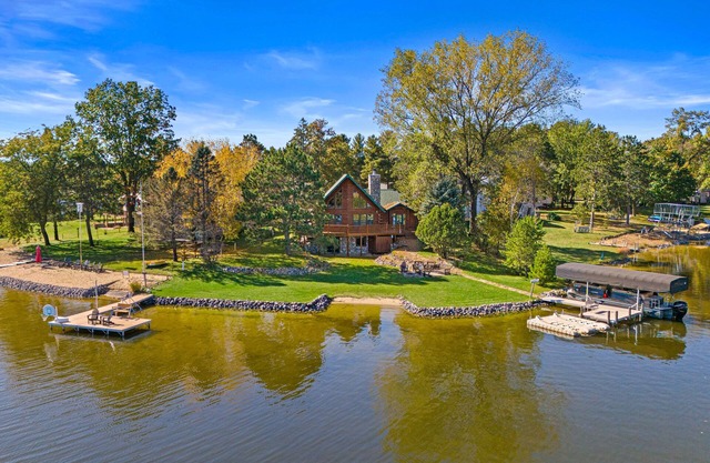 Charming Log Home on Lake Camelot – Perfect for Family Getaways!