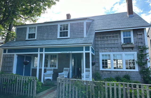 Charming, luxury Cottage with Ocean Views seconds from the Beach! Front Street