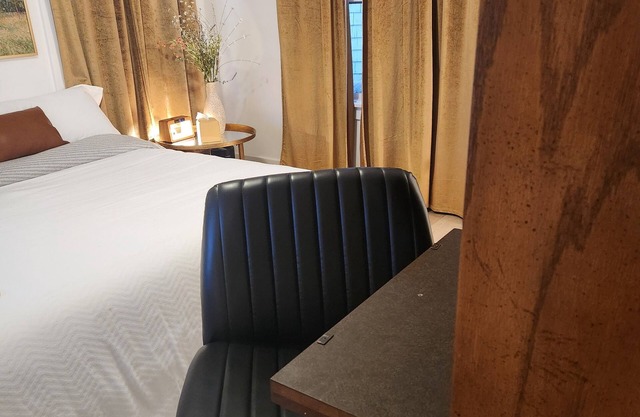 Charming masterbedroom@historical downtown Bakersfield close to major hospitals