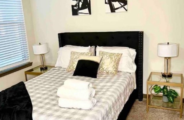 Charming midtown oasis | No Service Fee |FREE parkn