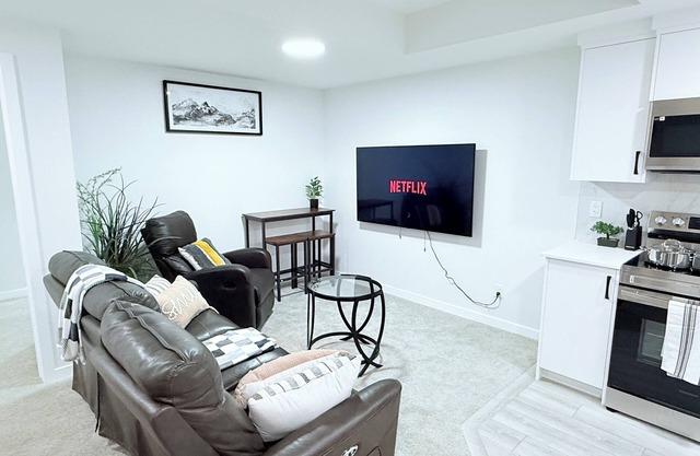Charming Modern 2-bedroom suite in SW Calgary