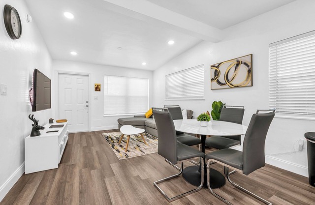 Charming, Modern, Smart Home/Office/Fast WIFI/Private Parking/Huge Backyard
