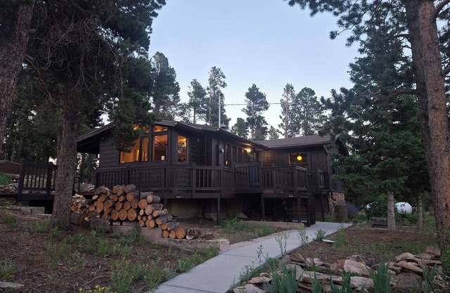 Charming Mountain Cabin- Modern and Private Fully remodeled, high-speed internet