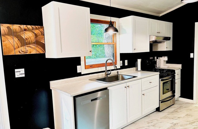 Charming Mountain cabin in Saluda with stunning views & modern amenities!