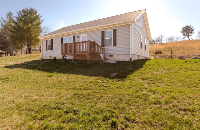 Charming new 3-bedroom house with HOT TUB. 20 minutes from Asheville.