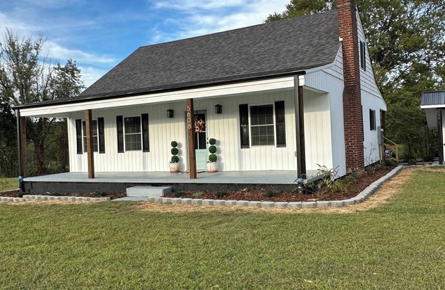 Charming newly-renovated 3-bedroom cottage in the Heart of the Yadkin Valley!