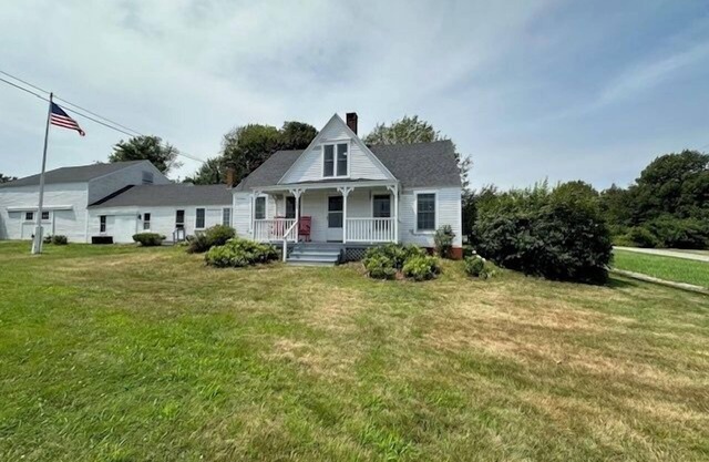 Charming, Newly Renovated Harpswell Coastal Farmhouse- 4 comfortable Bedrooms, 2.5 Bath. Ocean v.