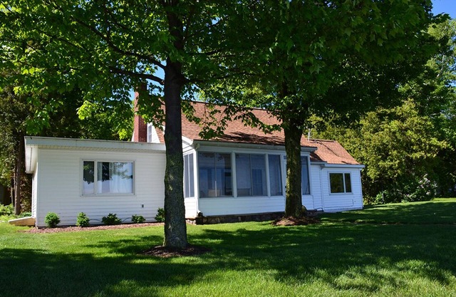 Charming Northport home on Lake Michigan. Fire pit. Pet ok.