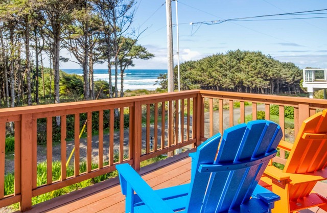 Charming Oceanview Cabin Steps to Ocean, Loft on Quiet Street Near Yachats!