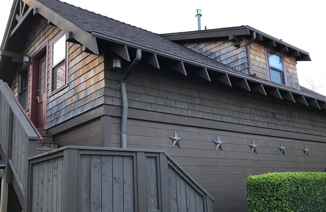 Charming One-bedroom Cottage. Upscale quiet neighborhood. Convenient location.