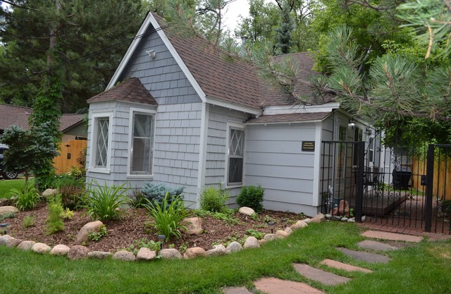 Charming, Peaceful and Newly Renovated 2 Bedroom Cottage!