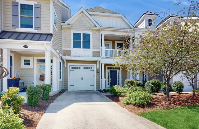 Charming Peninsula Townhome with Furnished Deck and Patio