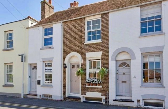 Charming, period cottage located just off the vibrant high street of Deal with a gorgeous garden!
