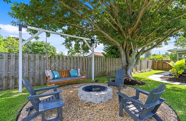 Charming Pet Friendly 2-bedroom house with fenced in backyard in Delray Beach