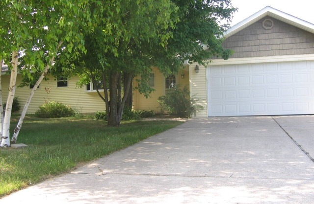 Charming Pet-Friendly Indian River Canal Home w/River Access to the Lakes!