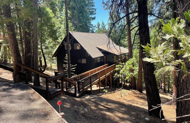 Charming Pet-friendly Chalet-style Cabin Getaway —Lakemont lake access