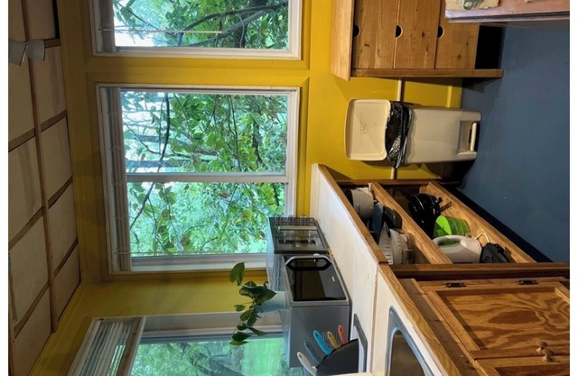 Charming private cottage w/parking, WiFi, AC, heat, full bed, deck, kitchenette