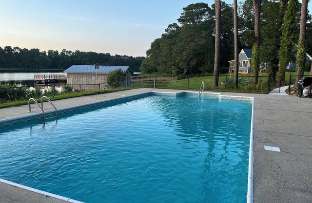 Charming private 4-bedroom house with lake, ingroundpool,dock in Delightful Dunn