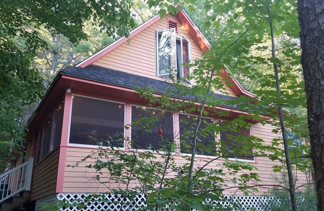 Charming & private lakefront cottage