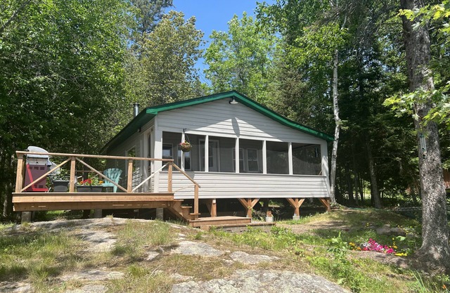 Charming, quiet & rustic cabin on the French River with enclosed porch and deck