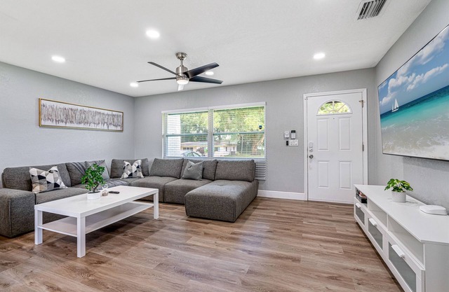 Charming & Renovated Home 20 Minutes from Tampa