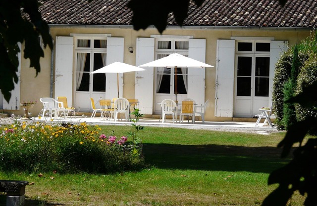 Charming residence with large park for 10 people in Cestas near Bordeaux