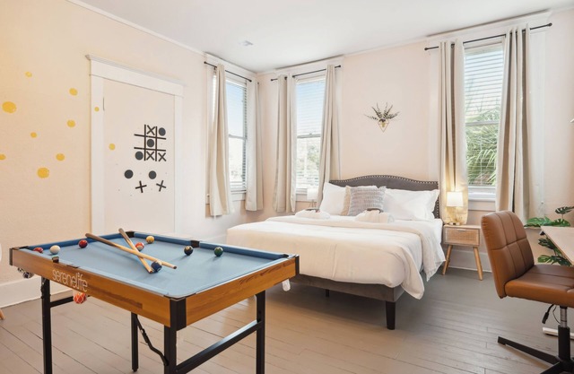 Charming Retreat 4BR w/Pool table + Board games