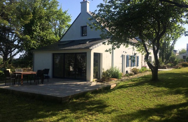 Charming Retreat Near Sandy Beaches, Sleeps 8, Modern Amenities, Peaceful Location