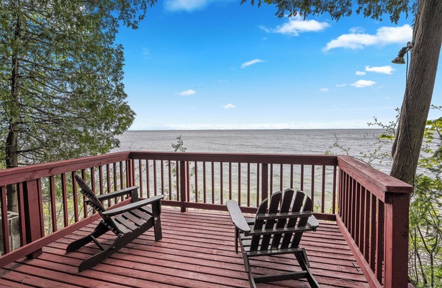 Charming Retro cabin- Waterfront and Screened in Porch- Nostalgic!