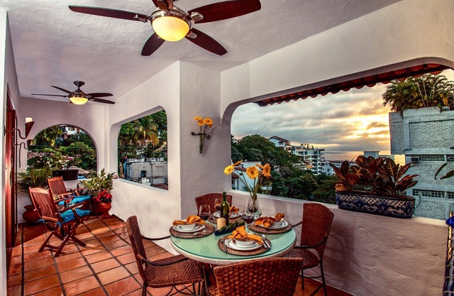 Charming Romantica Zone condo-ocean and mountain views-minutes from the beach!