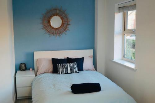 Charming room and private bathroom in home, Walking distance to Leeds city Center with free parking