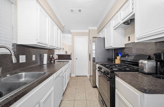 Charming Room for Rent in Serene Neighborhood - Perfect for Professionals!