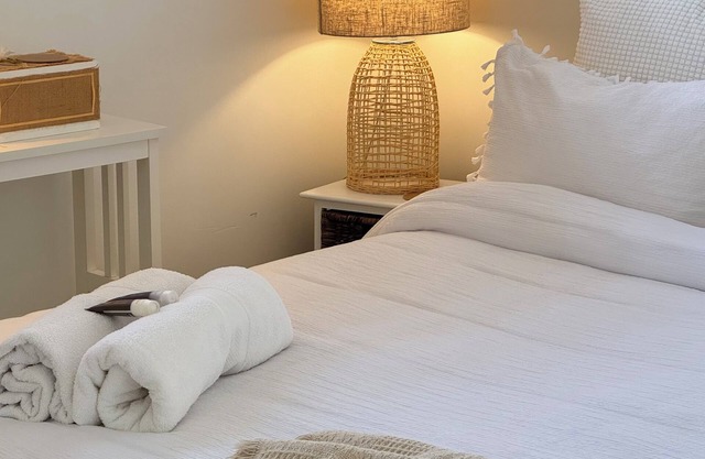 Charming Room in a bed & breakfast with AC, WiFi in beautiful Culburra Beach