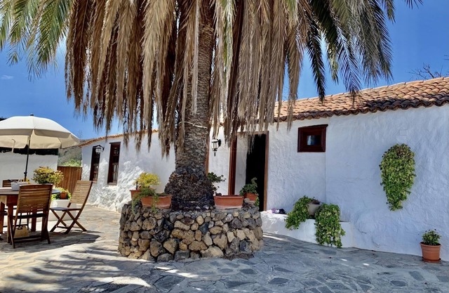 Charming Rural House Las Perez in Tenerife South: Scenic Accommodation