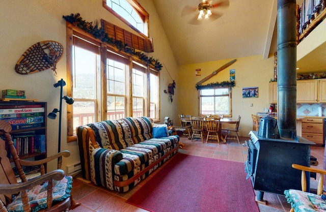 Charming rural cabin w/mountain views, sauna, and deck - close to Rio Grande