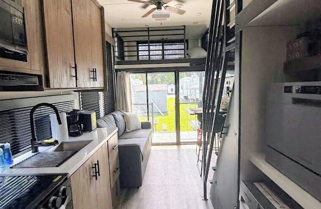 Charming RV 15 minutes from the beach in Bradenton Perfect for a Relaxing Vacay!