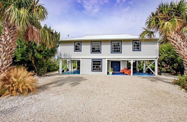 Charming Sanibel Island Home Minutes From The Beach - Catch of the Day