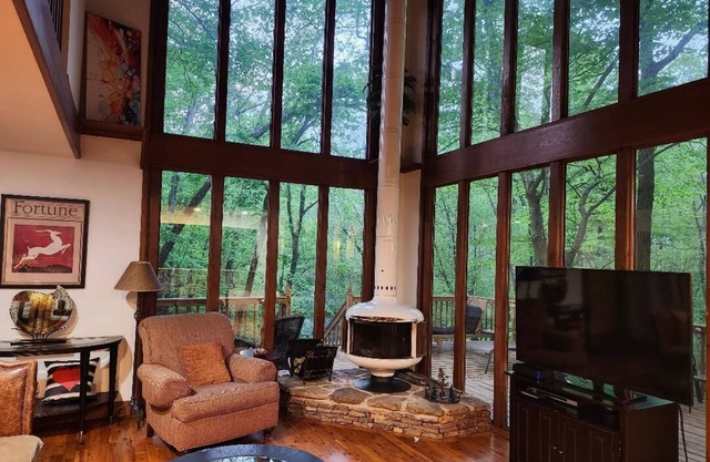 Charming Spacious Chalet Creek Side Corporate Renting in Marietta