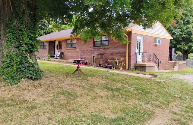Charming spacious guest room.Private entrance,parking,Wifi,bathroom,kitchenette.
